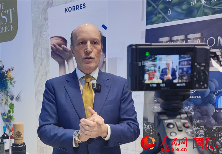 希華集團創(chuàng)始人兼首席執(zhí)行官甘德密先生接受采訪。人民網(wǎng) 殷韜攝