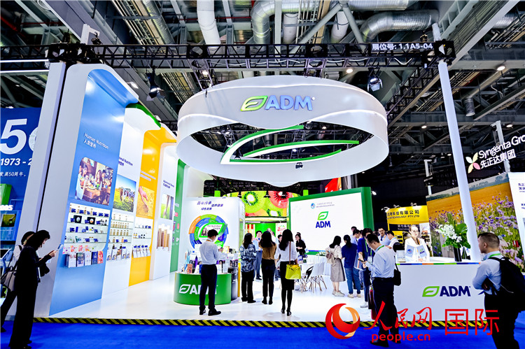 美國(guó)農(nóng)產(chǎn)品加工和貿(mào)易企業(yè)ADM在進(jìn)博會(huì)的展臺(tái)。人民網(wǎng)記者 趙益普攝