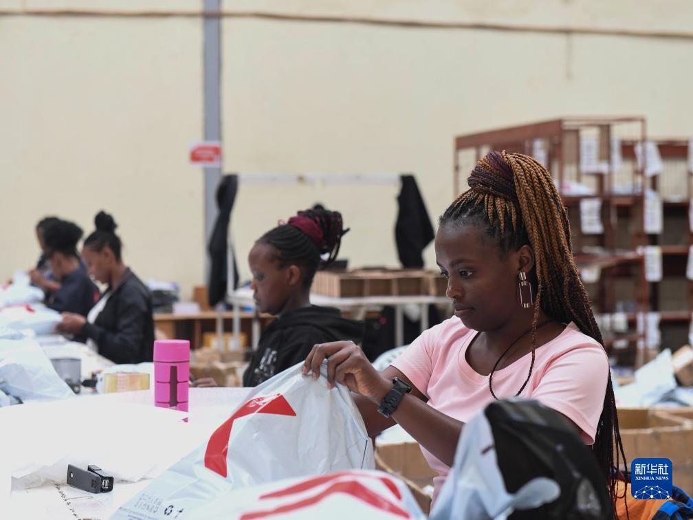 11月10日，在肯尼亞姆洛隆戈，Kilimall員工在倉庫內(nèi)包裝商品。新華社記者 李亞輝 攝