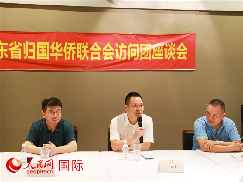 中國駐里約總領(lǐng)館副總領(lǐng)事王尉育（中）在座談會(huì)上致辭。人民網(wǎng)記者 陳海琪攝