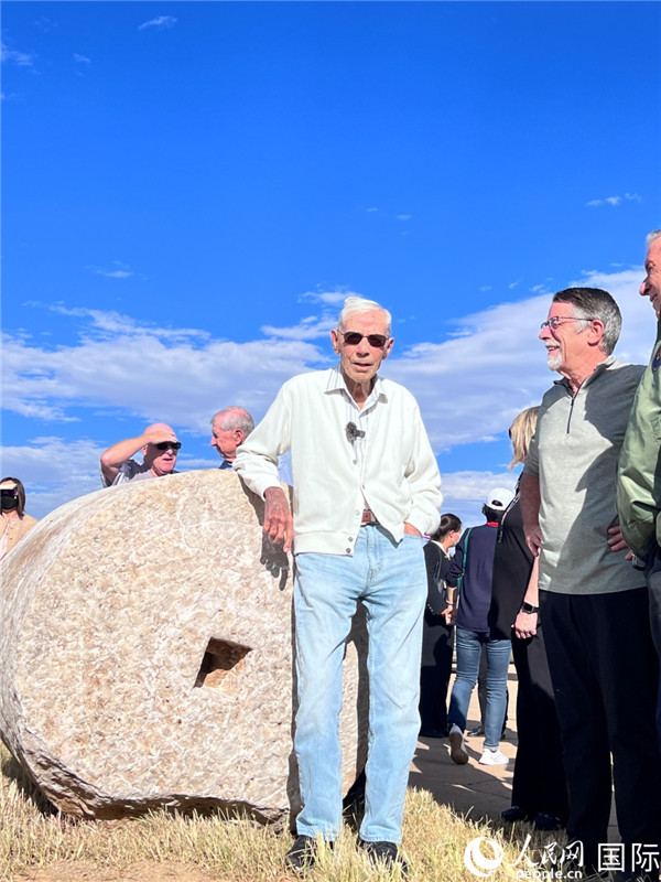 103歲的飛虎隊(duì)老兵哈里·莫耶在云南昆明呈貢機(jī)場(chǎng)舊址的石碾前留影。人民網(wǎng) 趙瞳攝