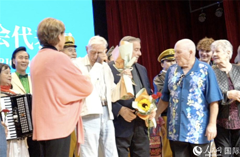 哈里·莫耶和代表團(tuán)其他成員訪問(wèn)昆明外國(guó)語(yǔ)學(xué)校，觀看講述飛虎隊(duì)開辟駝峰航線故事的音樂劇《翠堤長(zhǎng)虹》，并與學(xué)校師生合唱《友誼地久天長(zhǎng)》。人民網(wǎng) 趙瞳攝