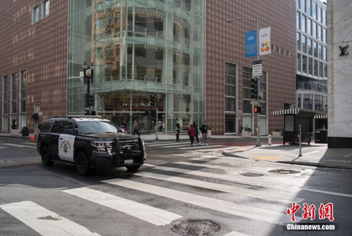 當?shù)貢r間11月13日，美國加州舊金山聯(lián)合廣場周邊剛剛被沖洗過的街道較往常更為整潔。<a target='_blank' href='/'><p  align=