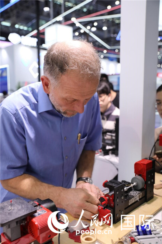 第25屆中國國際高新技術(shù)成果交易會15日在深圳開幕，圖為展商現(xiàn)場演示精密加工工具。人民網(wǎng)記者 魯揚攝