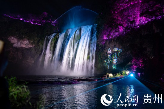 光影中的黃果樹大瀑布。人民網(wǎng) 陽茜攝