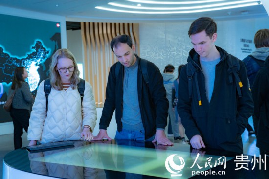 在國家大數(shù)據(jù)（貴州）綜合試驗區(qū)交流體驗中心，歐亞國家記者體驗貴州大數(shù)據(jù)應(yīng)用場景。人民網(wǎng) 陽茜攝