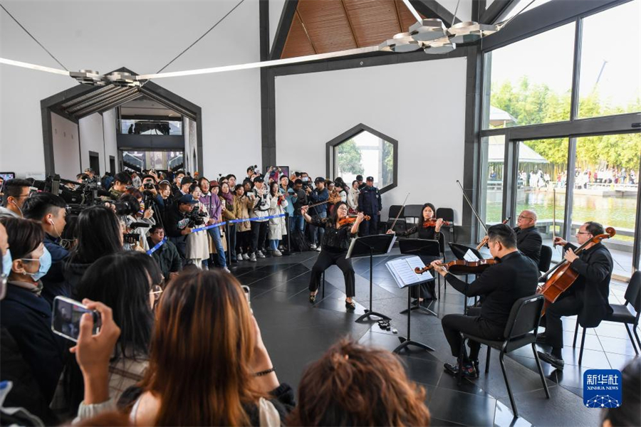 11月16日，費(fèi)城交響樂(lè)團(tuán)的演奏家們?cè)谔K州博物館大廳內(nèi)演奏。新華社記者 李博 攝