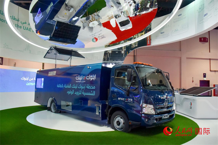 阿聯(lián)酋國家石油公司發(fā)布的電動(dòng)運(yùn)油卡車。該卡車用光伏板和電池驅(qū)動(dòng)，但主要目的是輸送汽油。   人民網(wǎng) 塔里克·易卜拉欣攝