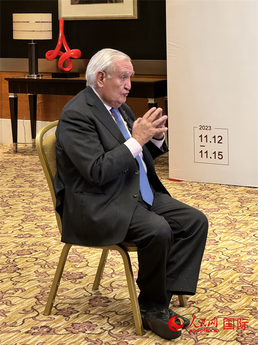 法國前總理、法國展望與創(chuàng)新基金會(huì)主席讓-皮埃爾·拉法蘭接受人民網(wǎng)的采訪。（人民網(wǎng) 謝瑩攝）