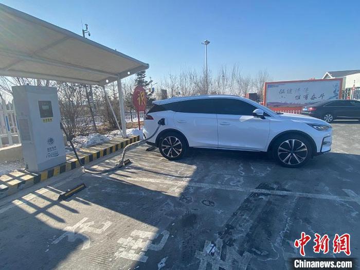 資料圖：新能源汽車(chē)正在充電。　李丹 攝