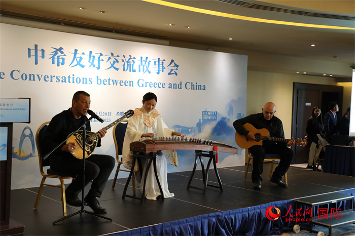 中希藝術(shù)家用古箏和布祖基琴演奏希臘著名歌曲《比雷埃夫斯的孩子》。   人民網(wǎng)記者 謝亞宏攝
