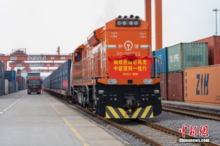 資料圖：河南鄭州，一列滿載貨物的中歐班列(鄭州)從中國鐵路鄭州局集團(tuán)有限公司圃田車站駛出，開往德國漢堡。<a target='_blank' href='/'><p  align=