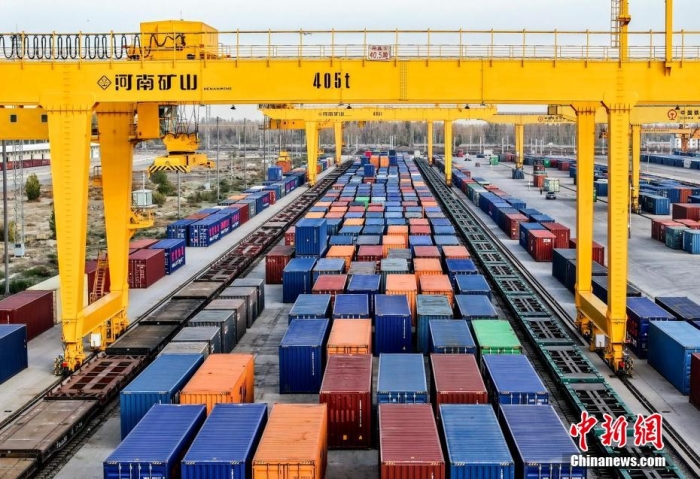 資料圖：霍爾果斯鐵路口岸有序排列的集裝箱。(無人機(jī)照片)<a target='_blank' href='/' ><p  align=