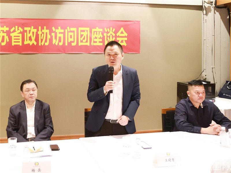 中國駐里約總領(lǐng)館副總領(lǐng)事王尉育（中）在座談會(huì)上致辭。人民網(wǎng)記者 陳海琪攝