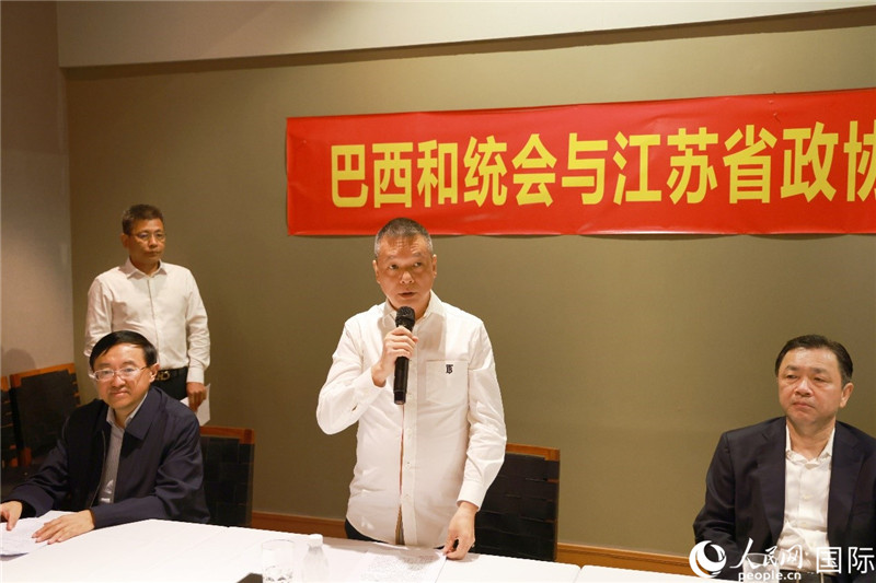 巴西和統(tǒng)會(huì)會(huì)長(zhǎng)王俊曉（中）在座談會(huì)上致辭。人民網(wǎng)記者 陳海琪攝