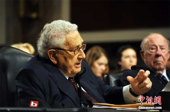 基辛格當(dāng)?shù)貢r(shí)間2015年1月29日在華盛頓出席國會(huì)聽證會(huì)時(shí)闡述了他對(duì)中國崛起的看法。<a target='_blank' href='/' _fcksavedurl='/'><p  align=