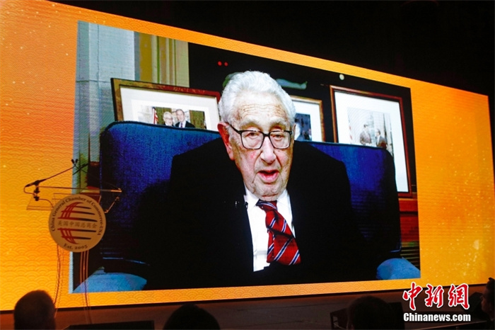 當(dāng)?shù)貢r(shí)間2023年1月18日晚，美國中國總商會(huì)(CGCC)在紐約舉行2023年中國農(nóng)歷新年晚宴。圖為亨利·基辛格以視頻方式致辭。<a target='_blank' href='/' _fcksavedurl='/'><p  align=