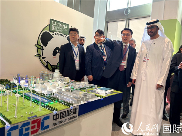 COP28主席蘇爾坦·賈比爾參觀中國角展示。人民網(wǎng)記者任皓宇攝