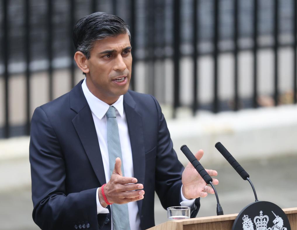 2022年10月25日，里?！ぬK納克在英國倫敦唐寧街10號首相府前發(fā)表講話。新華社記者李穎攝