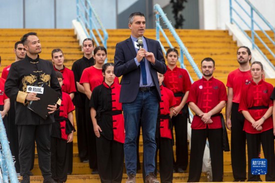 12月2日，希臘文化部副部長(zhǎng)赫里斯托斯·季馬斯（中）在希臘雅典圣誕劇場(chǎng)舉行的“中希國(guó)際戲劇節(jié)”開幕式上講話。新華社發(fā)（馬里奧斯·羅洛斯攝）