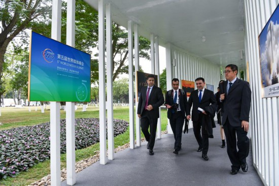   2023年12月2日，參會(huì)代表抵達(dá)廣州南沙灣濱海會(huì)議中心。（新華社記者梁旭攝）