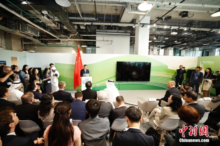 當(dāng)?shù)貢r(shí)間11月30日，《聯(lián)合國氣候變化框架公約》第28次締約方大會(COP28)中國角開幕式暨“生態(tài)文明與美麗中國實(shí)踐”邊會在迪拜舉行。圖為中國生態(tài)環(huán)境部部長黃潤秋在邊會上發(fā)表致辭。<a target='_blank' href='/' _fcksavedurl='/'><p  align=