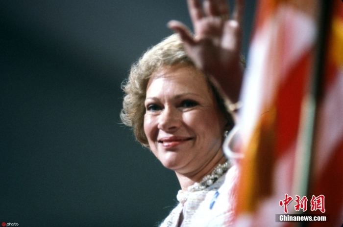 當?shù)貢r間11月19日，卡特中心宣布，美國前第一夫人羅莎琳·卡特于當天去世，享年96歲。根據(jù)卡特中心發(fā)布的聲明，在家人的陪伴下，羅莎琳·卡特在佐治亞州普萊恩斯的家中平靜地去世?？ㄌ刂行?7日宣布，羅莎琳·卡特開始接受臨終關懷。圖為羅莎琳·卡特資料圖。圖/ICphoto