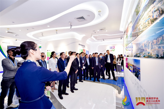 參會嘉賓和留學歸國人員參觀橫琴粵澳深度合作區(qū)展示廳。主辦方供圖