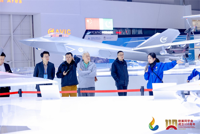 參會嘉賓和留學歸國人員參觀珠海太空中心。主辦方供圖