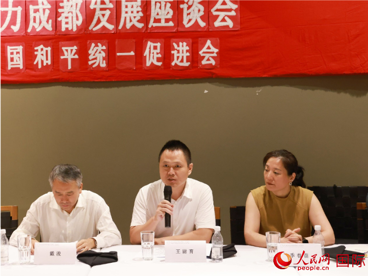 中國駐里約總領館副總領事王尉育（中）在座談會中致辭。人民網記者 陳海琪攝