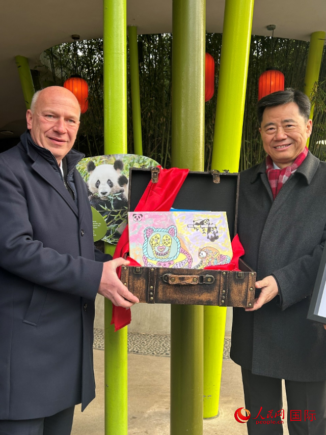 吳墾大使和韋格納市長手捧德國兒童為“夢(mèng)想”“夢(mèng)圓”準(zhǔn)備的手繪“送別大禮包”。人民網(wǎng)記者 徐馨攝
