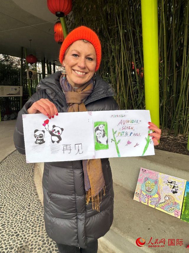 桑德拉和德國小朋友們的作品。右圖寫著“祝福好運(yùn)，再見 Pit和Paule（“夢(mèng)想”“夢(mèng)圓”的德語名字）”。人民網(wǎng)記者 徐馨攝