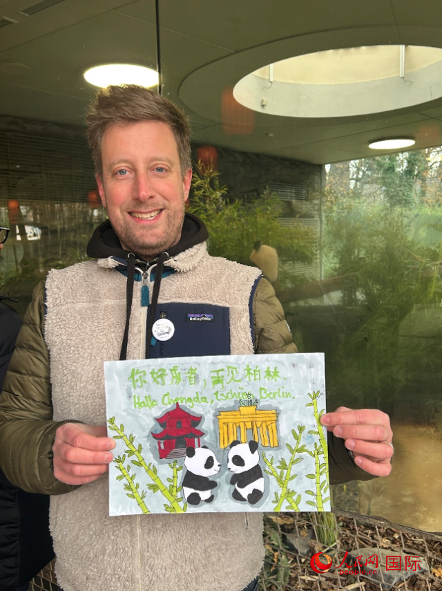 特別從法國趕來送別“夢(mèng)想”“夢(mèng)圓”的專業(yè)級(jí)熊貓粉絲 Pouille先生和此次征集的兒童作品。人民網(wǎng)記者 徐馨攝