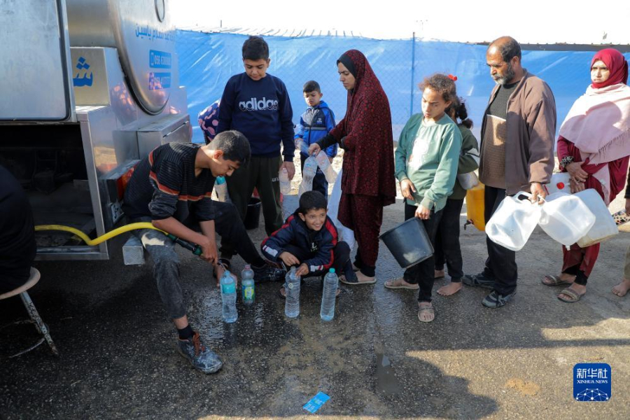 12月8日，在加沙地帶南部城市拉法一處臨時(shí)營(yíng)地內(nèi)，人們排隊(duì)打水。新華社發(fā)（里澤克·阿卜杜勒賈瓦德 攝）