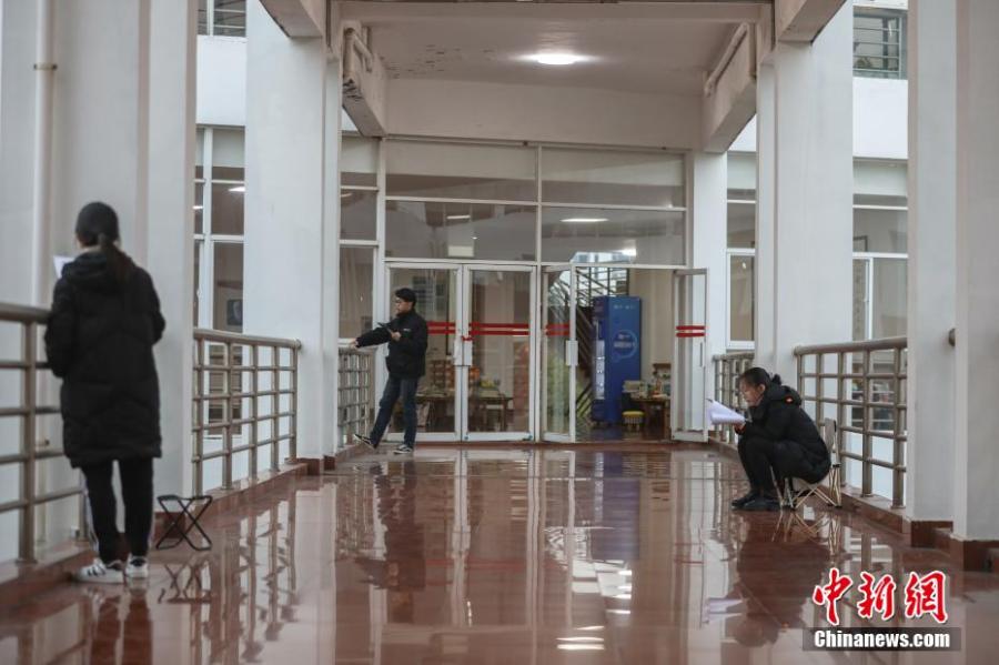 資料圖：幾位考研學(xué)生在南昌大學(xué)教學(xué)樓的天橋上復(fù)習(xí)備考。劉力鑫 攝