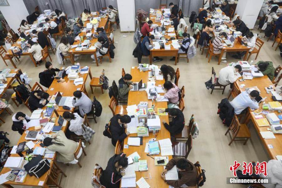 資料圖：眾多考研學(xué)生在南昌大學(xué)圖書館的自習(xí)室內(nèi)復(fù)習(xí)備考。劉力鑫 攝