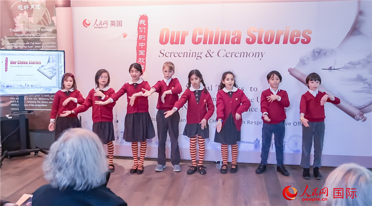 肯辛頓韋德預備學校小學生表演。人民網(wǎng) 郭錦標攝