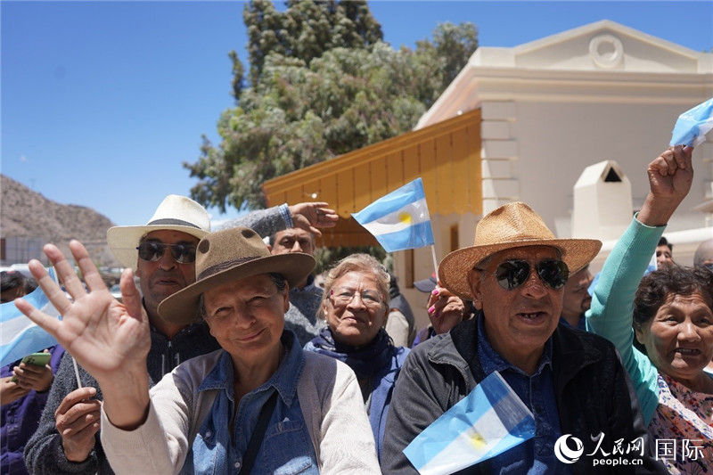 圖為當?shù)孛癖娮园l(fā)舉行慶?；顒?。人民網(wǎng)記者 許放攝