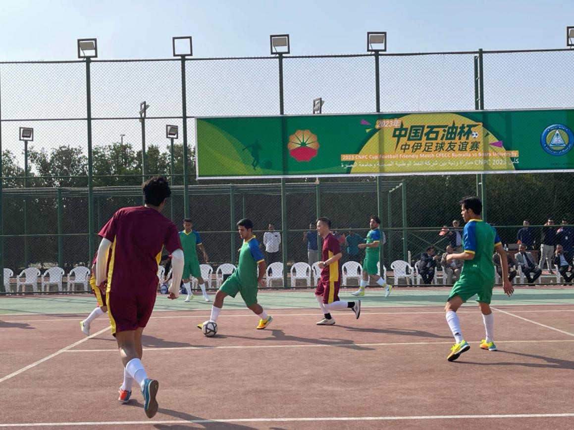 12月14日，中國石油（伊拉克）魯邁拉片區(qū)舉辦公共開放日和足球友誼賽。中國石油工程建設(shè)有限公司魯邁拉項目代表隊與巴士拉大學(xué)代表隊進行了比賽，巴士拉大學(xué)代表隊獲勝。文學(xué)軍攝