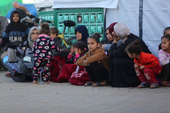 這是12月3日在加沙地帶代爾拜拉赫一家醫(yī)院拍攝的流離失所的巴勒斯坦人。新華社發(fā)