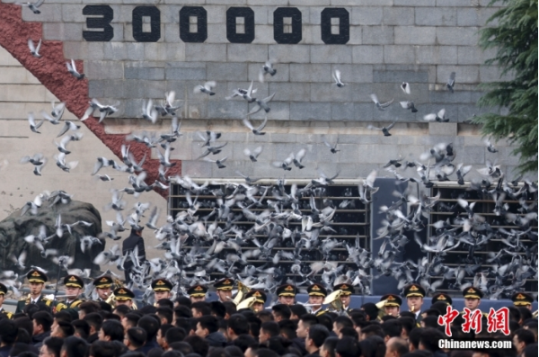 12月13日是第十個南京大屠殺死難者國家公祭日。當(dāng)天上午，南京大屠殺死難者國家公祭儀式在侵華日軍南京大屠殺遇難同胞紀(jì)念館舉行。圖為國家公祭儀式現(xiàn)場。中新社記者 泱波 攝