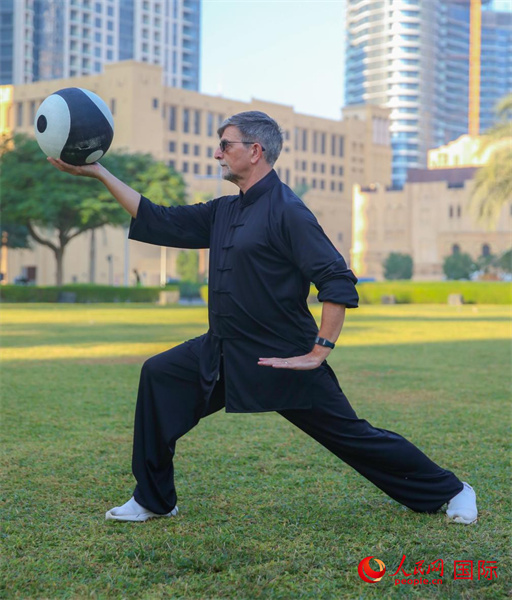 羅伯特在練習太極球。人民網(wǎng) 塔里克·易卜拉欣攝