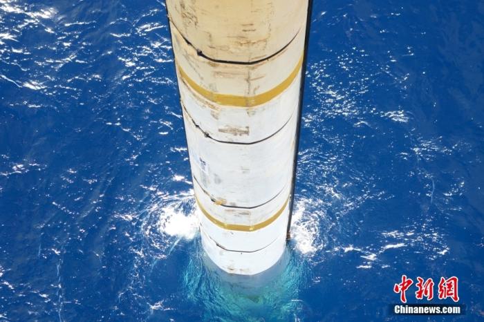 鉆井平臺上伸入海中的設備。<a target='_blank' href='/' _fcksavedurl='/' ><p  align=
