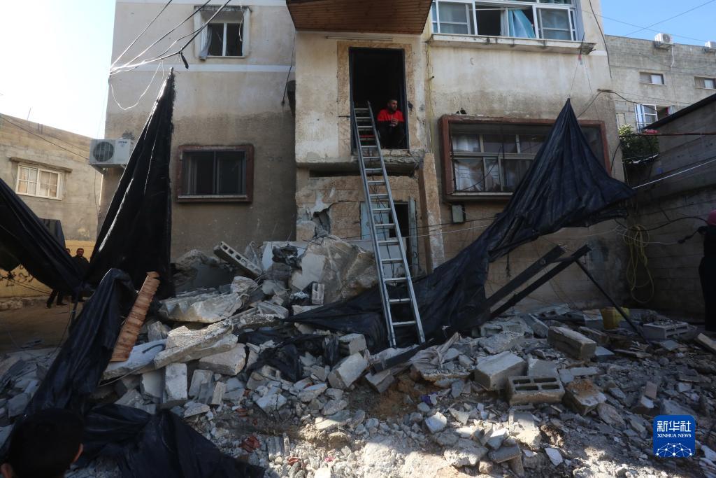 12月17日，在約旦河西岸城市圖勒凱爾姆附近的一處難民營，人們查看在沖突中損毀的房屋。新華社發(fā)（尼達(dá)爾·艾仕塔耶?dāng)z）