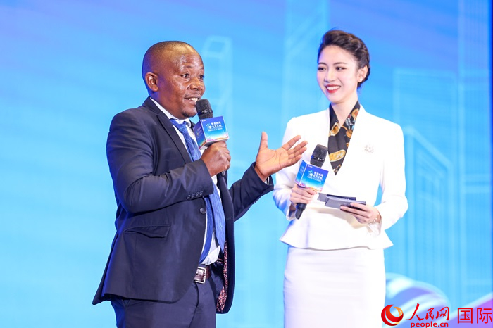 來自烏干達坎帕拉—恩德培機場高速公路項目的赫爾曼（左）被評為中國交建共建“一帶一路”最美外籍建設者之一。人民網(wǎng)記者 趙益普攝