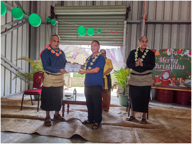 湯加農(nóng)林食品部部長佛赫為唐匯勇組長頒發(fā)獎狀和獎金。援湯加第六期農(nóng)業(yè)技術(shù)援助項目組供圖