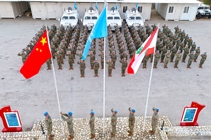 1月1日，中國第22批赴黎巴嫩維和官兵們舉行升旗儀式。胡光明攝