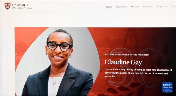 美國媒體1月2日報道，哈佛大學(xué)校長蓋伊宣布辭職。這是1月2日拍攝的有蓋伊照片的哈佛大學(xué)官網(wǎng)校長辦公室頁面。新華社記者李睿 攝