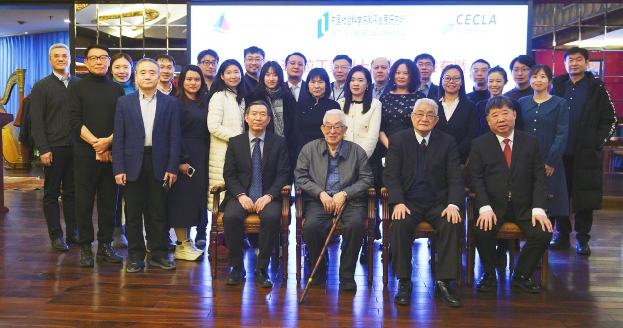 與會(huì)專家學(xué)者舉行合影。主辦方供圖