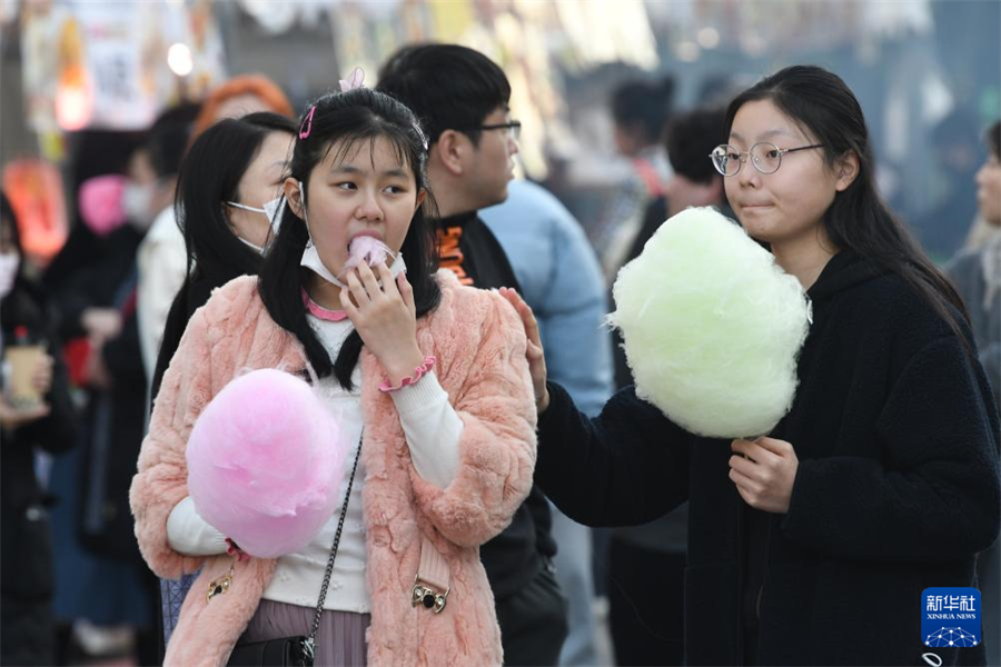 1月5日，在日本名古屋市第18屆“名古屋中國春節(jié)祭”上，游客品嘗棉花糖。新華社記者 岳晨星 攝